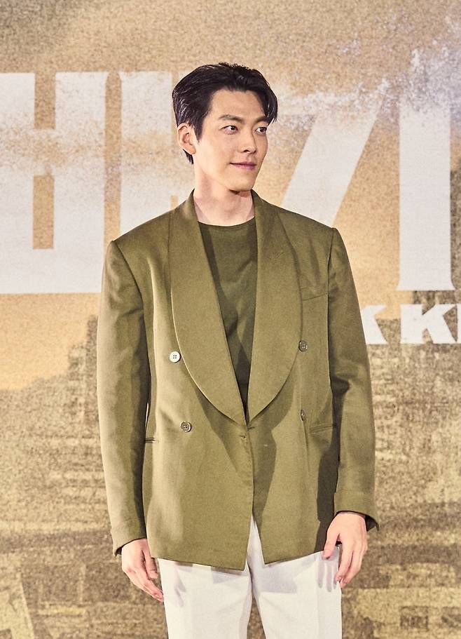 ‘나 홀로 카키’ 김우빈.