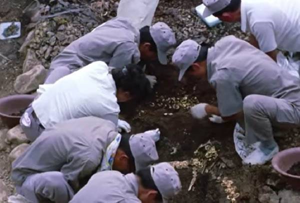 천마총에서 금관을 발굴하고 옮기는 순간 갑자기 마른하늘에 뇌성벽력이 치고 폭우가 쏟아졌다. 일각에서는 이를 두고 ‘왕릉 발굴의 저주’라 했다. / 국립경주박물관 아카이브·국립경주문화재연구소 제공