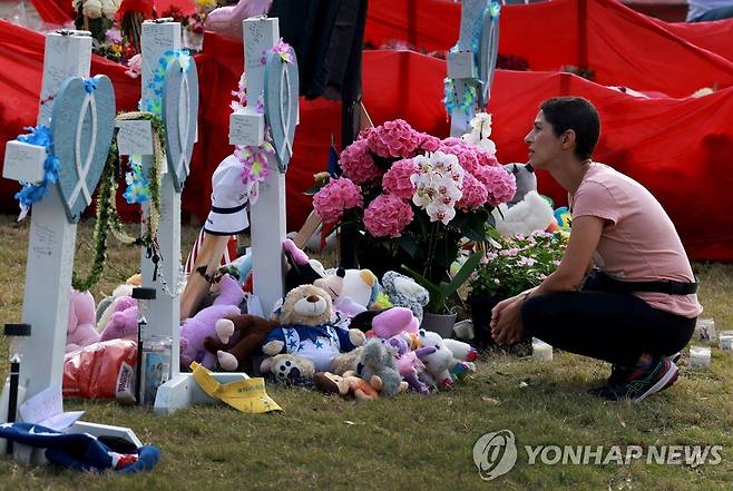 '총기난사' 발생 텍사스주 앨런 쇼핑몰에서 슬퍼하는 사람들  [앨렌[美 텍사스주]AFP=연합뉴스. 재판매 및 DB 금지]