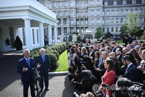 바이든 대통령과 회동 후 발언하는 매카시 의장 [워싱턴 AFP=연합뉴스. 재판매 및 DB 금지]