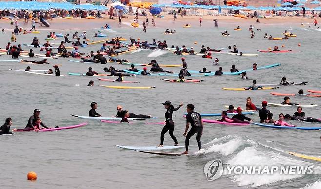 레저존은 북적, 파라솔 구간은 한산한 모습 [연합뉴스 자료사진]