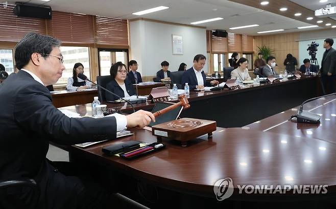 개인정보보호위 전체회의 (서울=연합뉴스) 최재구 기자 = 최장혁 개인정보보호위원회 부위원장이 10일 정부서울청사에서 개인정보보호위원회 8회 전체회의를 주재하고 있다. 2023.5.10 jjaeck9@yna.co.kr