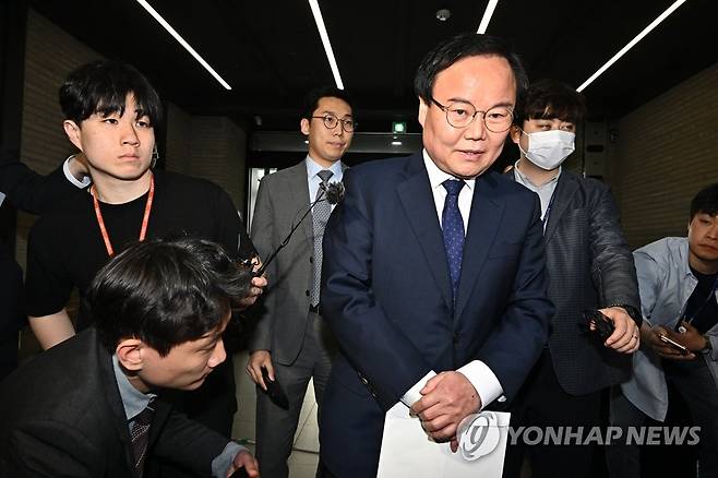 '운명의날' 김재원, 윤리위 입장 (서울=연합뉴스) 임화영 기자 = 각종 설화와 논란을 일으킨 국민의힘 김재원 최고위원이 8일 오후 서울 여의도 국민의힘 당사에서 열린 중앙윤리위원회에 참석하고 있다. 
    윤리위는 이날 3차 회의를 열고 김재원·태영호 최고위원의 소명을 들은 후 최종 징계 수위를 정한다.
    김 최고위원은 '5·18 민주화 운동 정신을 헌법 전문에 넣겠다는 윤석열 대통령 후보는 선거 때 표를 얻으려고 한 것'이라고 한 3월 12일 자 사랑제일교회 발언, '전광훈 목사가 우파진영을 천하통일했다'는 강연, '4·3사건 기념일은 격이 낮다'는 발언 등이 징계 사유다. 2023.5.8 [공동취재] hwayoung7@yna.co.kr