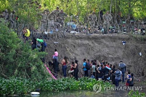 리오그란데강 통해 미국 입국 시도하는 이주민 [AFP 연합뉴스 자료사진. 재판매 및 DB 금지]