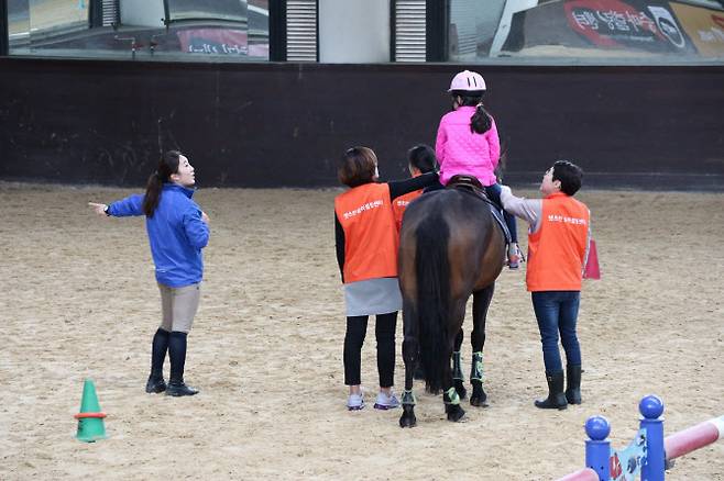 재활승마 강습 장면(사진=한국마사회)