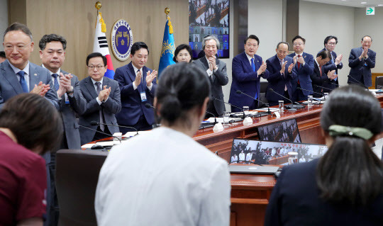 윤석열 대통령과 중대본 위원들이 11일 서울 용산 대통령실 청사에서 열린 코로나19 중앙재난안전대책본부 회의에 앞서 코로나19 방역 최전선에서 활약한 의사, 간호사, 간호조무사 등 보건 의료진에게 격려의 박수를 보내고 있다. (사진=연합뉴스)