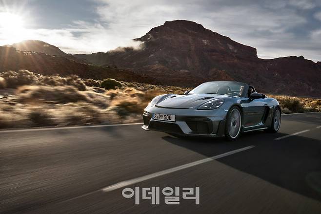 포르쉐 미드엔진 스포츠카 ‘718 스파이더 RS’.(사진=포르쉐코리아)