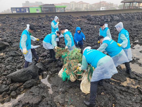 제주도 표선해변에서 해양 정화작업을 하고 있는 모습. 〈사진=제주도〉