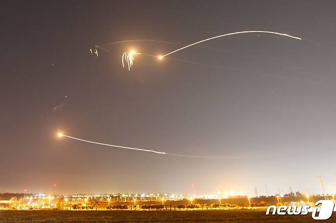 10잃(현지시간) 이스라엘 방공망 아이언돔이 가자지구에서 발사된 로켓을 요격하고 있다. ⓒ AFP=뉴스1 ⓒ News1 강민경 기자