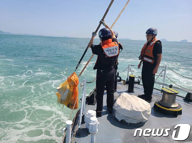 완도해양경찰서 대원들이 7일 오후 완도 명사삽리해수욕장 일대에서 해상 부유물과 해안 쓰레기를 제거하며 구슬땀을 흘리고 있다. (완도해경 제공) 2022.9.8/뉴스1 ⓒ News1