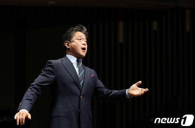 인터뷰에 앞서 노래하는 노희섭 성악가. 인터뷰는 그가 관장으로 있는 서울시 강서구 스카이아트홀에서 진행했다. /뉴스1 ⓒ News1 신웅수 기자