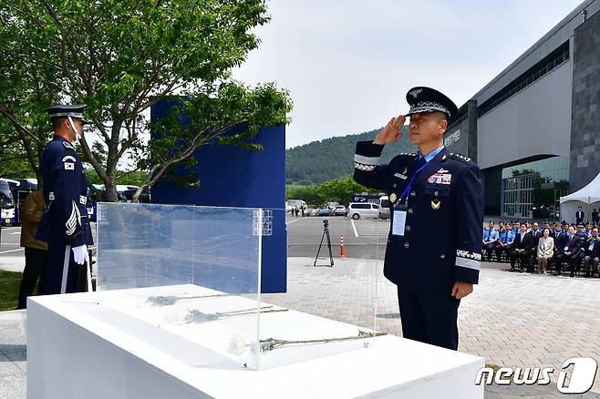 이상학 공군참모차장이 11일 제주 항공우주박물관에서 열린 고(故) 딘 헤스 미 공군 대령 8주기 추모행사에서 헌화 후 경례하고 있다. 헤스 대령은 6·25전쟁 시기 항공전 영웅이자 전쟁 고아 1천 여명을 구출하는 데 기여했다. (공군 제공) 2023.5.11/뉴스1