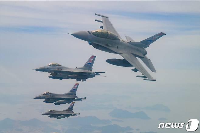 한미동맹 70주년 기념 로고를 부착한 공군 KF-16, 미국 공군 F-16 전투기가 11일 제주 상공에서 우정비행을 하고 있다. 헤스 대령은 6·25전쟁 시기 항공전 영웅이자 전쟁 고아 1천 여명을 구출하는 데 기여했다. (공군 제공) 2023.5.11/뉴스1