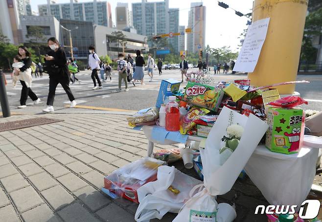 11일 오전 경기 수원시 권선구의 한 사거리에 우회전하던 시내버스에 치여 숨진 아이를 추모하는 물품들이 놓여져 있다.전날 이곳에서 9살 A군이 우회전하던 시내버스에 치여 숨졌다. 사고가 난 곳은 어린이보호구역으로, 사고 당시 보행자 신호는 녹색이었다. 2023.5.11/뉴스1 ⓒ News1 김영운 기자