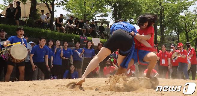 11일 개막된 구미대 가맛벌 축제에서 여자부 씨름왕 경기에 출전한 학생들이 경기를 하고 있다. (구미대 제공) 2023.5.11/뉴스1 ⓒ News1 정우용 기자