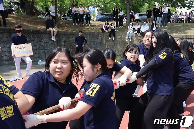 11일 개막된 구미대 가맛벌 축제에서 과 대항 줄다리기 대회에 참가한 학생들이 경기가 시작되자 있는 힘을 다해 줄당기기를 하고 있다. (구미대 제공) 2023.5.11/뉴스1 ⓒ News1 정우용 기자