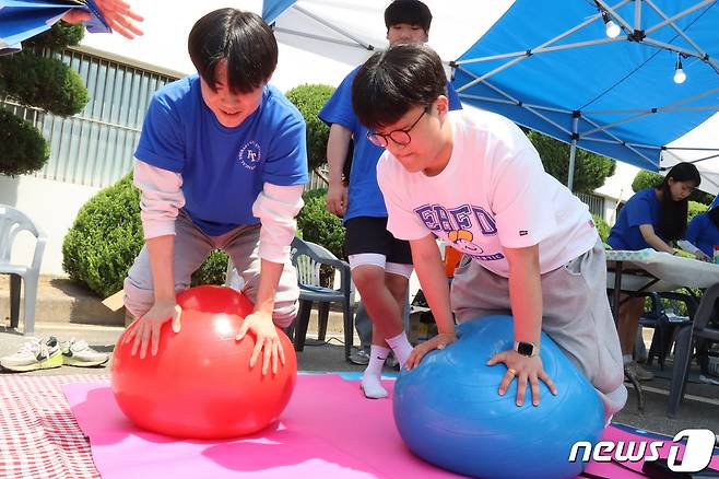 11일 개막된 구미대 가맛벌 축제에서 물리치료과 학생들이 균형잡기 대회에 출전해 경기를 하고 있다. (구미대 제공) 2023.5.11/뉴스1 ⓒ News1 정우용 기자