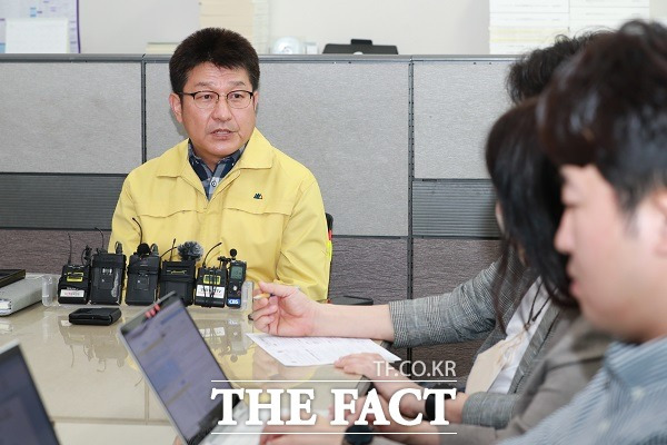 11일 오전 충북도 관계자가 청주 한우 농장에서 발생한 구제역과 관련해 브리핑을 하고 있다. /충북도.