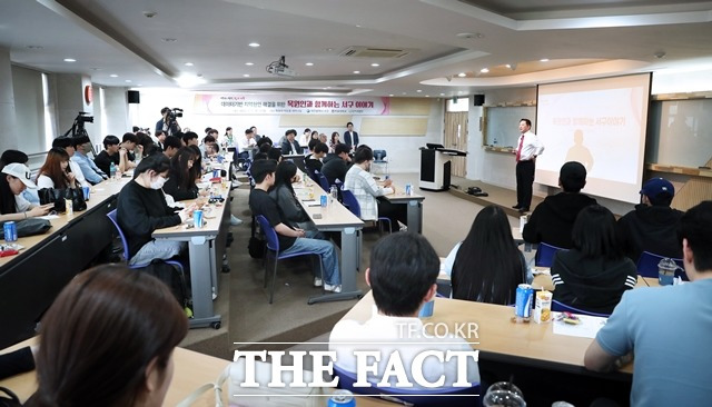 11일 대전 서구 도안동 목원대학교에서 '데이터 기반 지역 현안 해결 거버넌스 설명회'에서 서철모 대전 서구청장이 서구를 소개하는 특강을 하고 있다. / 서구