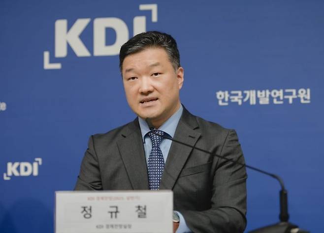 11일 정부세종청사에서 'KDI 경제전망' 기자회견을 진행 중인 정규철 한국개발연구원(KDI) 경제전망실장.