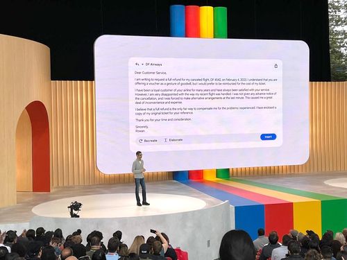 순다르 피차이 구글 최고경영자(CEO)가 10일(현지시각) 미국 캘리포니아주 마운틴뷰 쇼어라인 엠피씨어터에서 열린 '구글 연례 개발자 회의(I/O)'에서 키노트 연설을 하고 있다. /연합뉴스