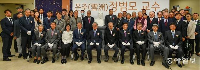 3일 강원 춘천시 한림대에서 운주 정범모 교수의 흉상 제막식이 열렸다. 정진수 충북대 명예교수(앞줄 왼쪽에서 두 번째), 정진웅 전
 덕성여대 교수(앞줄 왼쪽에서 네 번째), 윤대원 일송학원 이사장(앞줄 왼쪽에서 여섯 번째), 최양희 한림대 총장(앞줄 왼쪽에서 
일곱 번째) 등 참석자들이 흉상 앞에서 기념 촬영을 하고 있다. 한림대 제공