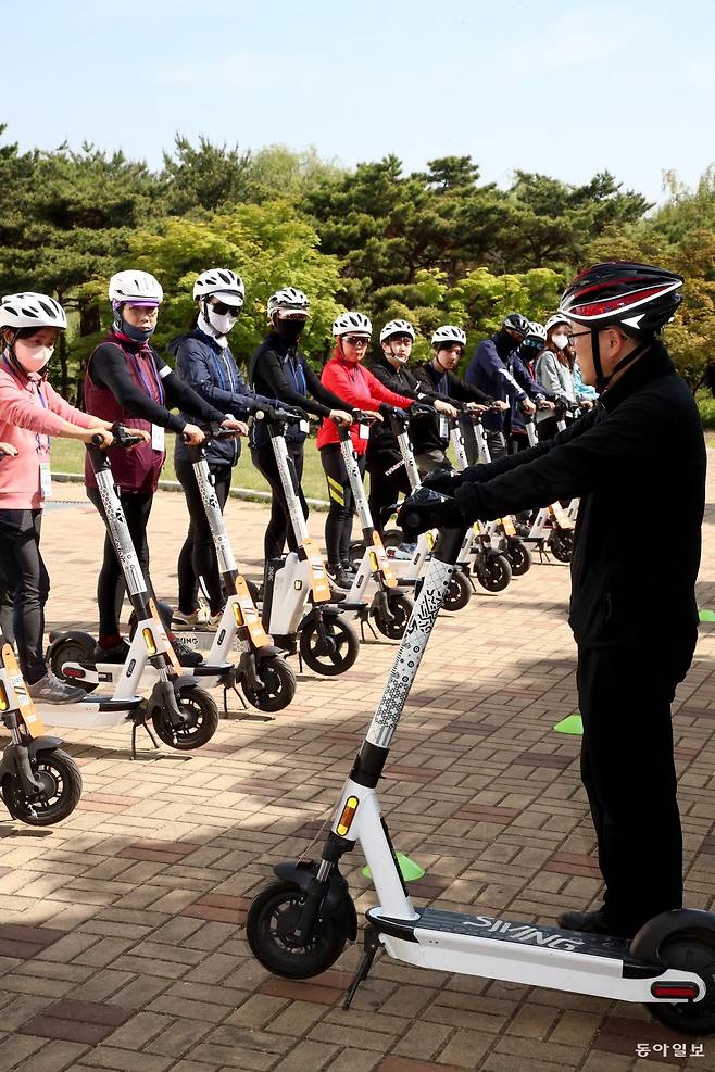 3일 서울 마포구 에너지드림센터 앞에서 시민들이 전동 킥보드 주행법을 배우고 있다. 서울시는 개인형이동장치(PM) 안전 교육 과정을 올 6월까지 시범 운영하고 있다. 전영한 기자 scoopjyh@donga.com