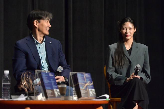 조국 전 법무부 장관이 28일 오후 광주 동구 광주극장에서 열린 ‘조국의 법고전 산책’ 북콘서트 저자와의 대화에서 딸 조민 씨와 함께 대화를 하고 있다. 2023.3.28.뉴스1