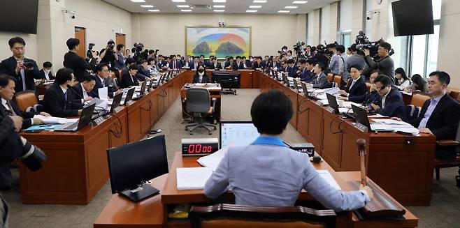 백혜련 정무위원회 위원장이 11일 오후 서울 여의도 국회에서 열린 정무위원회 전체회의에서 의사봉을 두드리고 있다. 2023.05.11. 뉴시스