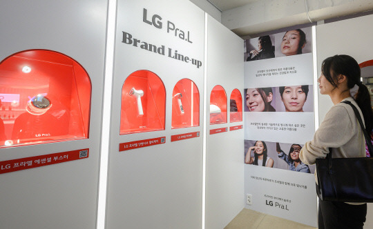 LG전자 고객이 다양한  프라이빗 뷰티 케어 솔루션 'LG 프라엘' 제품 라인업을 살펴보고 있다. LG전자 제공