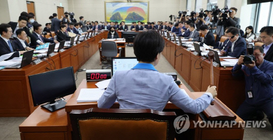 백혜련 국회 정무위원장이 11일 오후 서울 여의도 국회에서 열린 정무위원회 전체회의에서 의사봉을 두드리고 있다. 연합뉴스 제공.