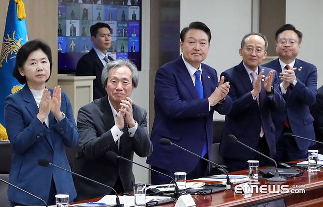 윤석열 대통령, 코로나19 방역 보건 의료진에게 격려 박수