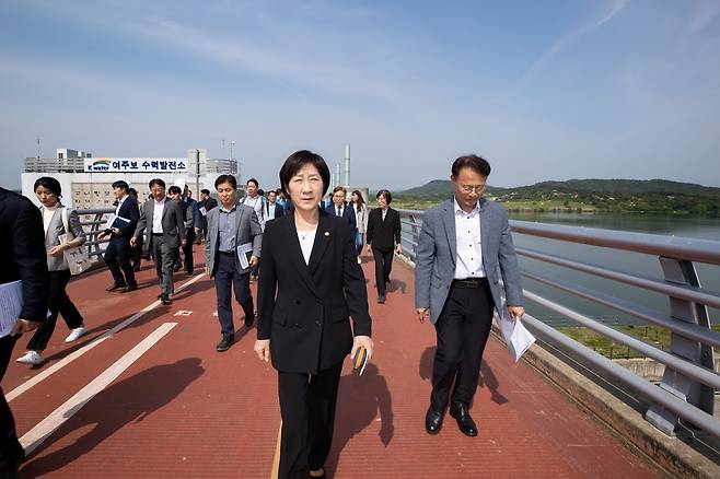 한화진 환경부 장관이 10일 한강 여주보 운영 현황을 점검하고 있다.