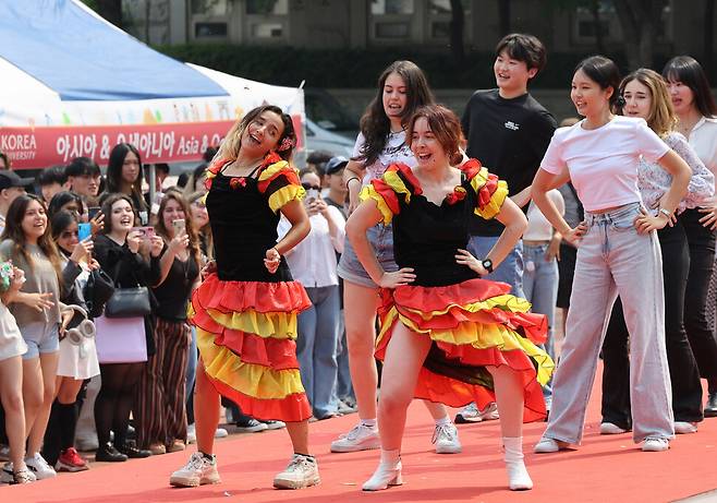 11일 오후 서울 성북구 고려대학교 민주광장에서 열린 2023 외국인학생 축제에서 스페인에서 온 학생들과 고려대 학생들이 함께 패션쇼를 하고 있다. 신소영 기자 viator@hani.co.kr