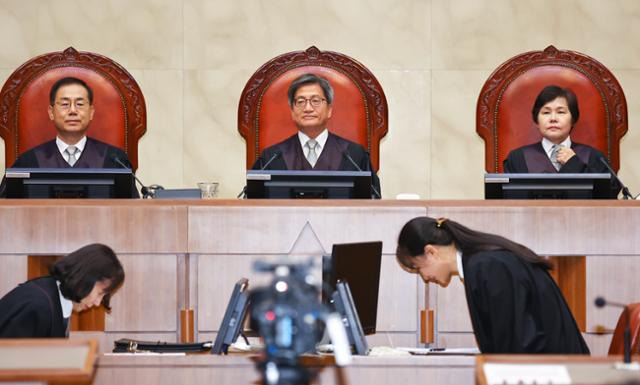 김명수 대법원장을 비롯한 대법관들이 11일 오후 서울 서초구 대법원 대법정에서 열린 전원합의체 선고를 위해 자리에 앉아 있다. 뉴시스