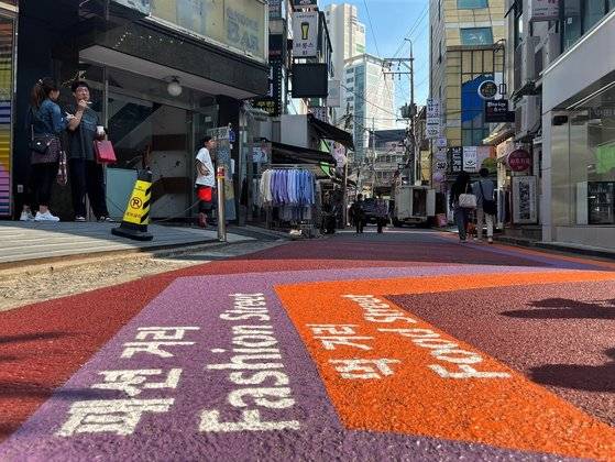 레드로드 골목길은 먹거리, 춤거리, 패션거리, 뷰티거리, 커피거리 등이 5개 색상으로 구분된다. 문희철 기자