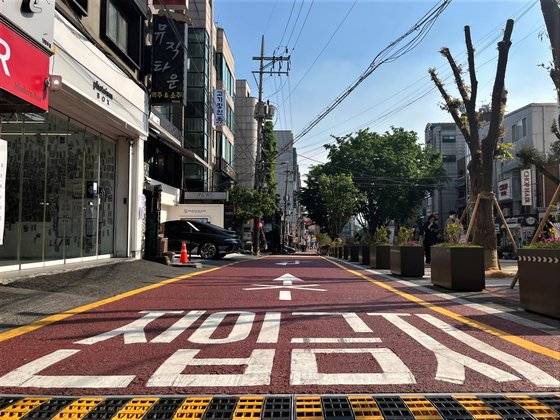 빨간색 아스팔트콘크리트(아스콘)으로 시공한 레드로드. 문희철 기자