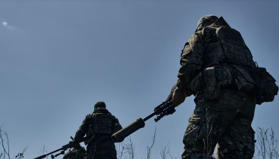 우크라이나군 저격수들이 지난 2일 동부 격전지 바흐무트 최전방에서 러시아 병력 이동 방향을 따라 행군하고 있다. AP=연합뉴스