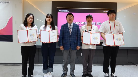 지난 10일(수), 소상공인시장진흥공단 대전 전용교육장에서 열린 대국민 SNS 기자단 발대식에서 박성효 소진공 이사장(가운데)과 기자단 대표가 기념촬영을 하고 있다.