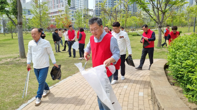 ▲ 국민의힘 박정하(원주갑) 국회의원과 원주 도·시의원들이 10일 원주 샘마루공원에서 윤석열 대통령 취임 1주년을 맞아 플로깅 활동을 벌였다.