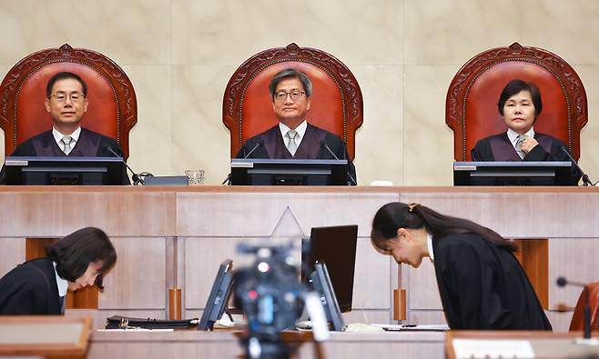 김명수 대법원장과 대법관들이 11일 오후 서울 서초구 대법원 대법정에서 열린 전원합의체 선고를 위해 자리에 앉아있다. 연합뉴스