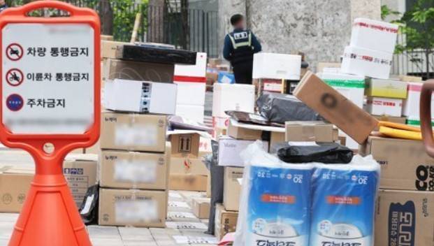 &nbsp;10일 오후 경기도 수원시의 한 아파트 단지 입구에 택배가 쌓여 있다. 연합뉴스