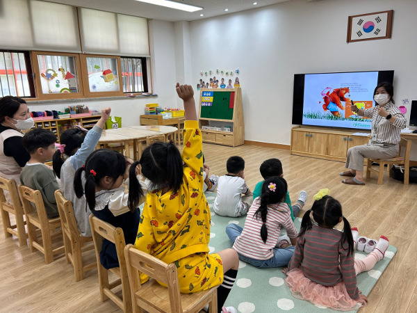 입양의 날을 하루 앞둔 10일 경기도 남양주 장현초등학교 병설유치원 누리반 교실에서 유치원생들이 입양 가족의 의미에 대해 배우고 있다.