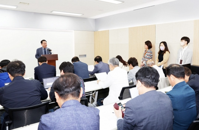 이승욱 파주시 복지정책국장이 11일 성매매피해자에 대한 첫 번째 자활지원 결정에 대해 설명하고 있다. 파주시 제공