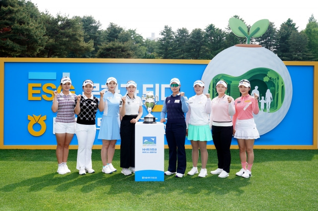 대회 개막에 앞서 주요 선수들이 포토콜 행사를 가졌다(왼쪽부터 박민지, 이가영, 정윤지, 김혜승, 김수지, 박현경, 임희정, 이예원). 대회조직위제공