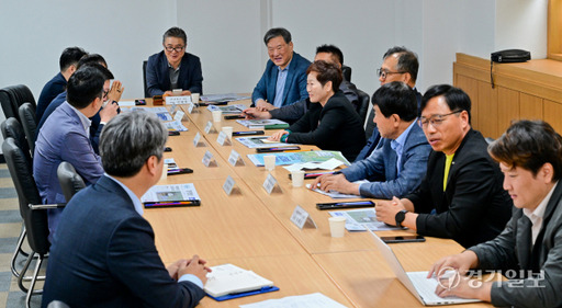 11일 오전 경기일보 중회의실에서 열린 5월 경기일보 독자권익위원회 회의에서 위원들이 지난달 본보 보도내용에 대한 의견을 밝히고 있다. 윤원규기자