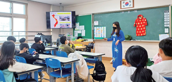 매산초 학생들이 문화다양성을 비롯해 장구와 AI 스마트교육 등을 받고 있다. 매산초등학교 제공