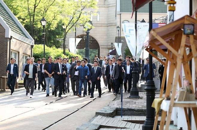 김동연 경기도지사가 10일 오후 경기미래교육 파주캠퍼스를 방문, 캠퍼스 관계자 등과 이야기를 나누고 있다. / 사진제공=경기도