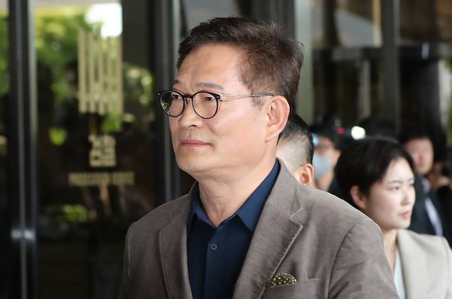 더불어민주당의 '2021년 전당대회 돈봉투' 의혹으로 수사 대상에 오른 송영길 전 대표가 지난해 12월 프랑스 파리에서 휴대폰을 버린 것과 관련해 검찰이 증거인멸에 해당하는지 살펴보겠다고 밝혔다. 사진은 지난 2일 서울 서초구 서울중앙지검에 자진 출석하는 송 전 대표. /사진=뉴시스