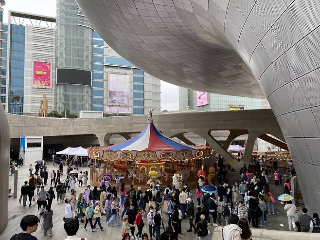 DDP 어울림광장에 설치된 회전목마를 타기위해 시민들이 줄을 서고 있다. [서울시 제공]